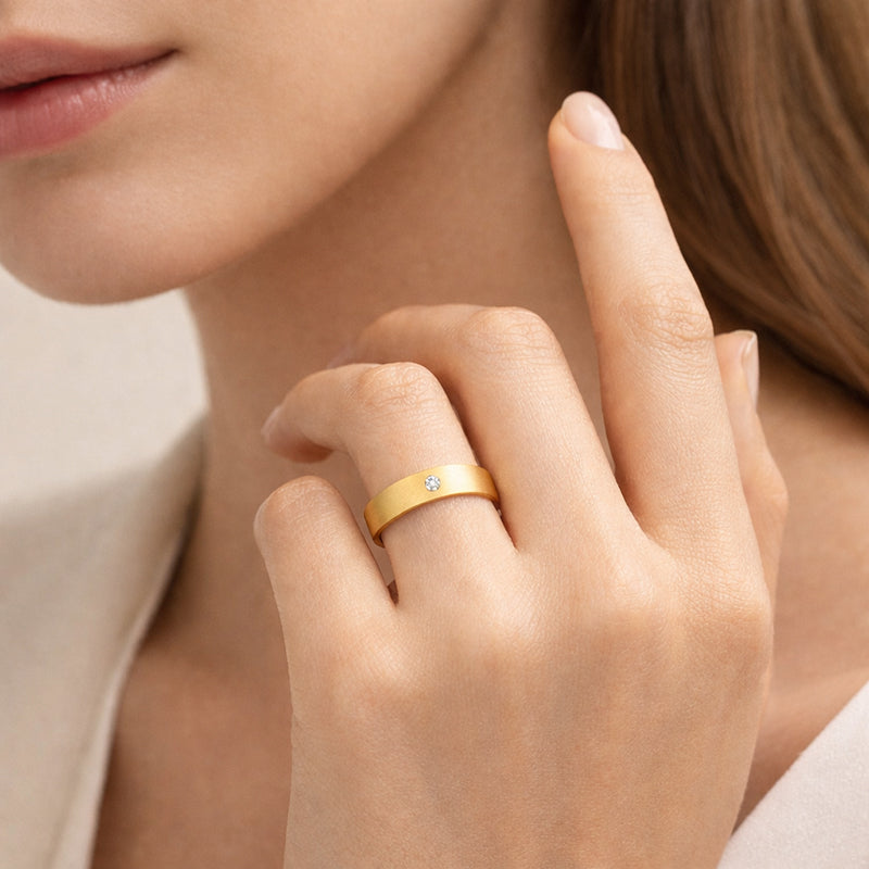 Alianca com acabamento fosco premium e um diamante com design atemporal 