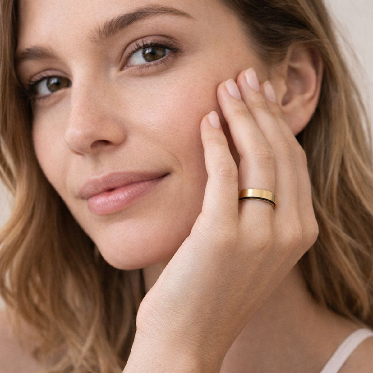 Alianca de ouro 18k com madeira nobre joias autorais minimalista com design autoral