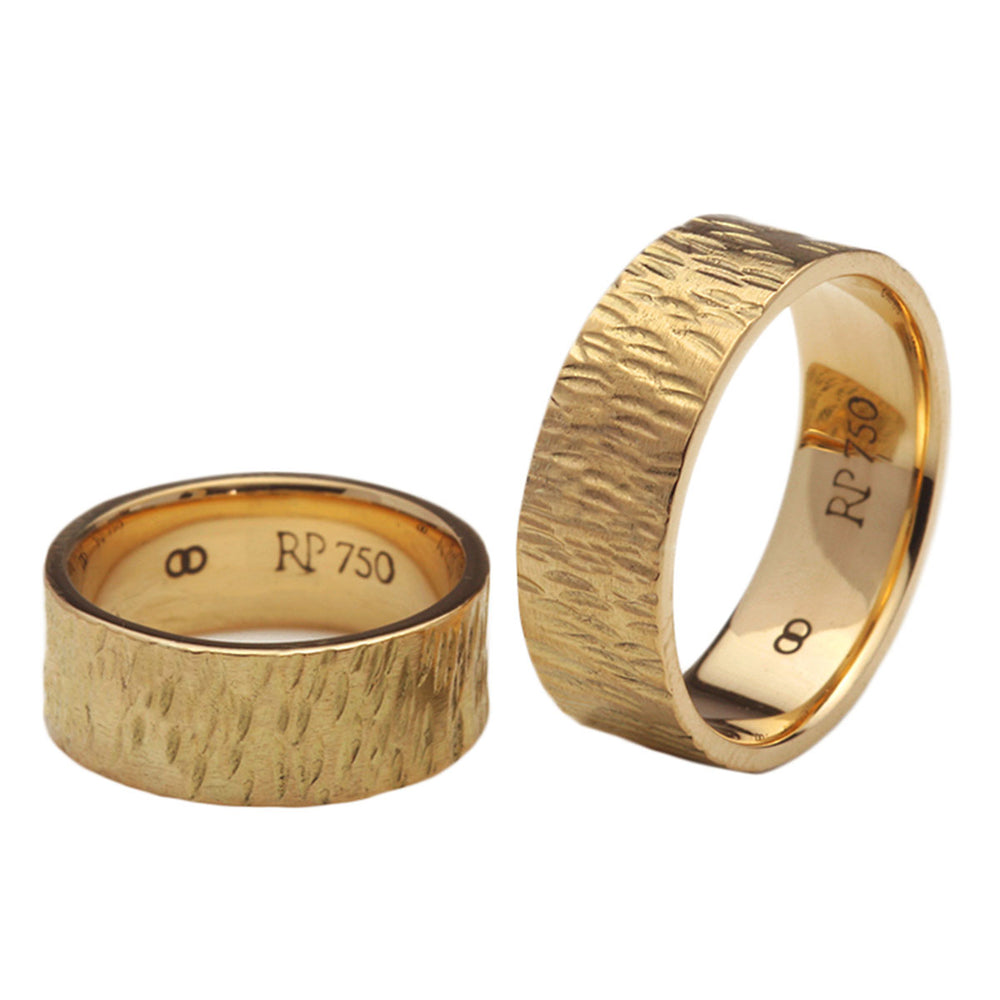 Alianças Hammered de ouro amarelo .