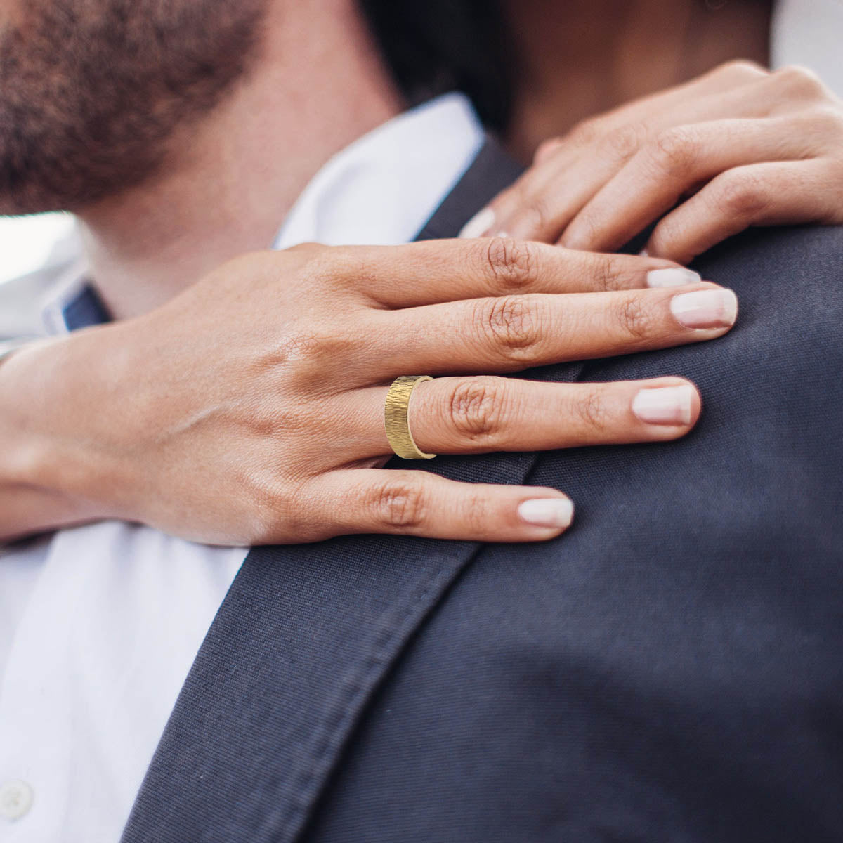 par de aliancas em ouro 18k hammered joias sofisticadas
