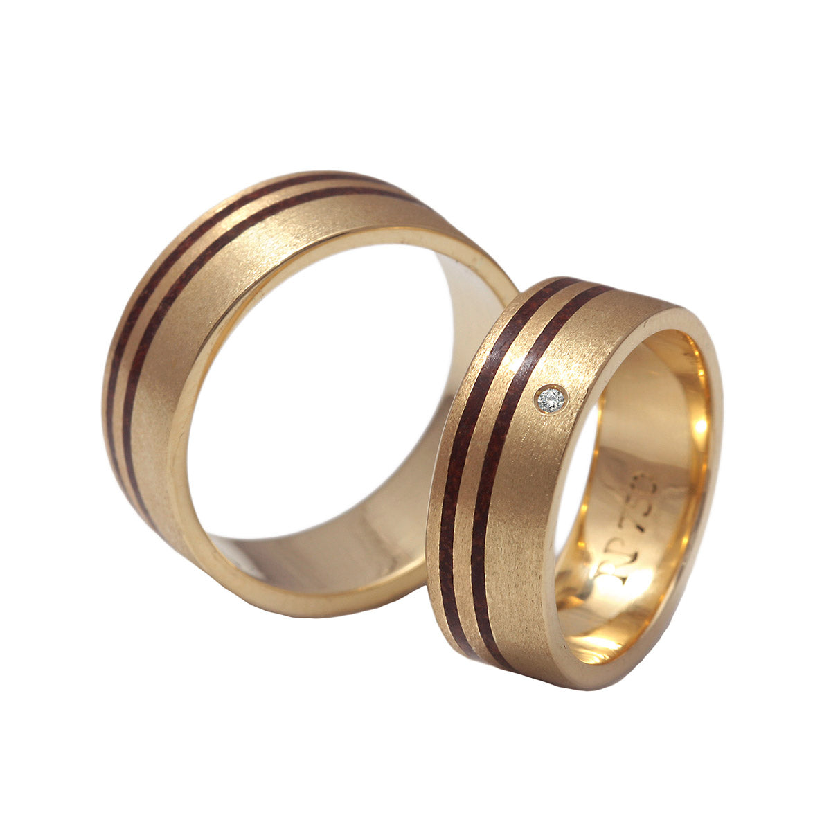 aliancas timber em ouro amarelo 18k com madeira pau brasil e brilhante
