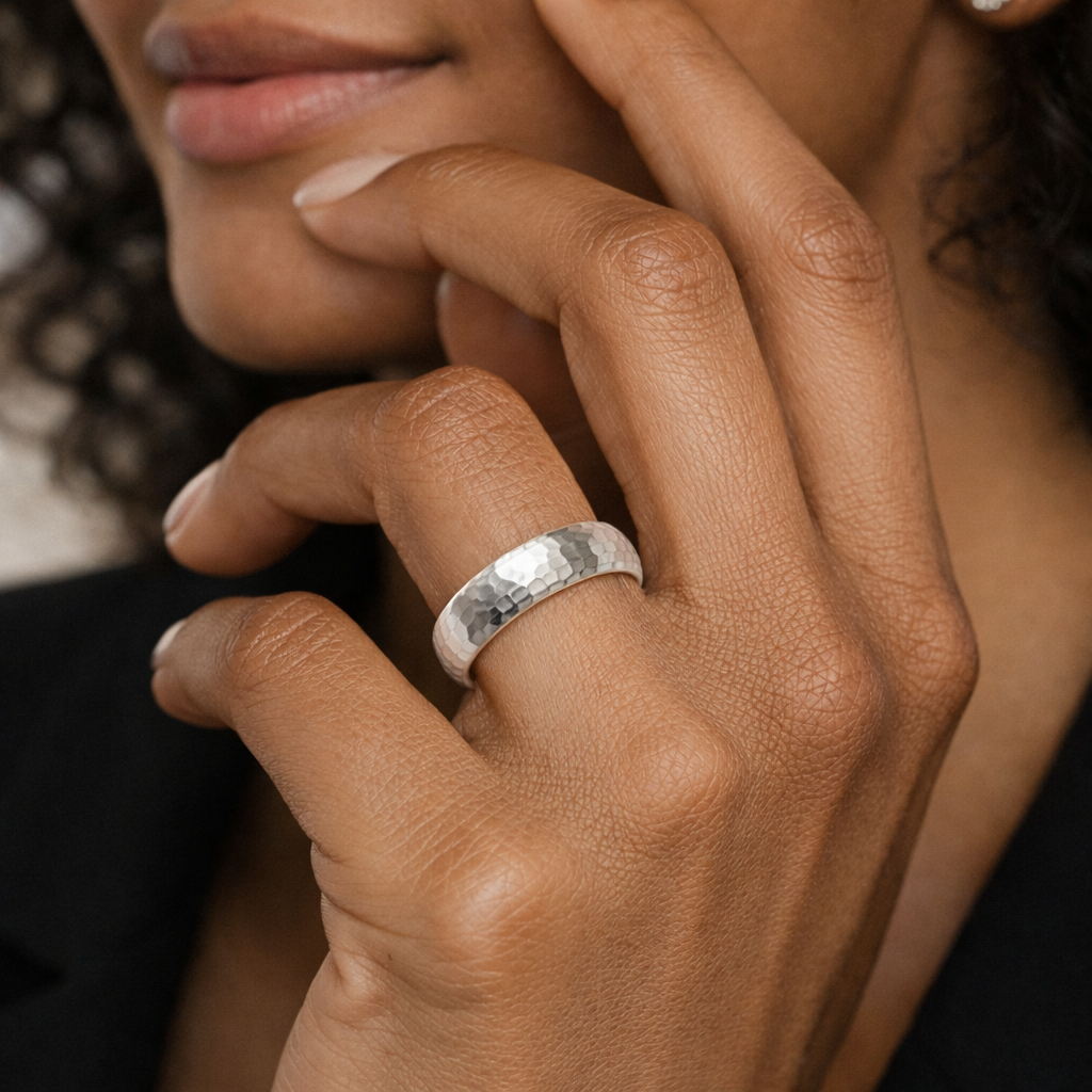 aliancas prata 950 martelado simbolo de uniao e textura refinada
