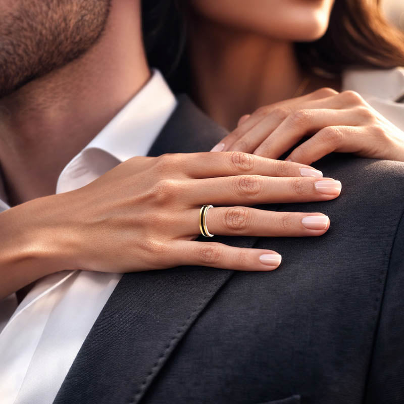 Aliancas de prata 950 com ouro 18k e madeira nobre de reaproveitamento.