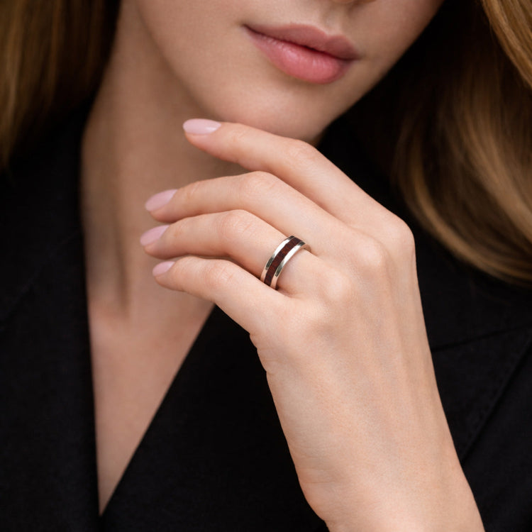 Alianca exclusiva de prata com madeira pau brasil de reaproveitamento