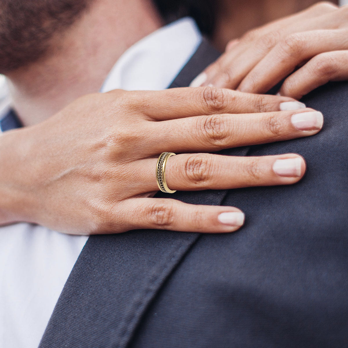 par de alianças twisted em ouro amarelo e champanhe 18k joias sofisticadas
