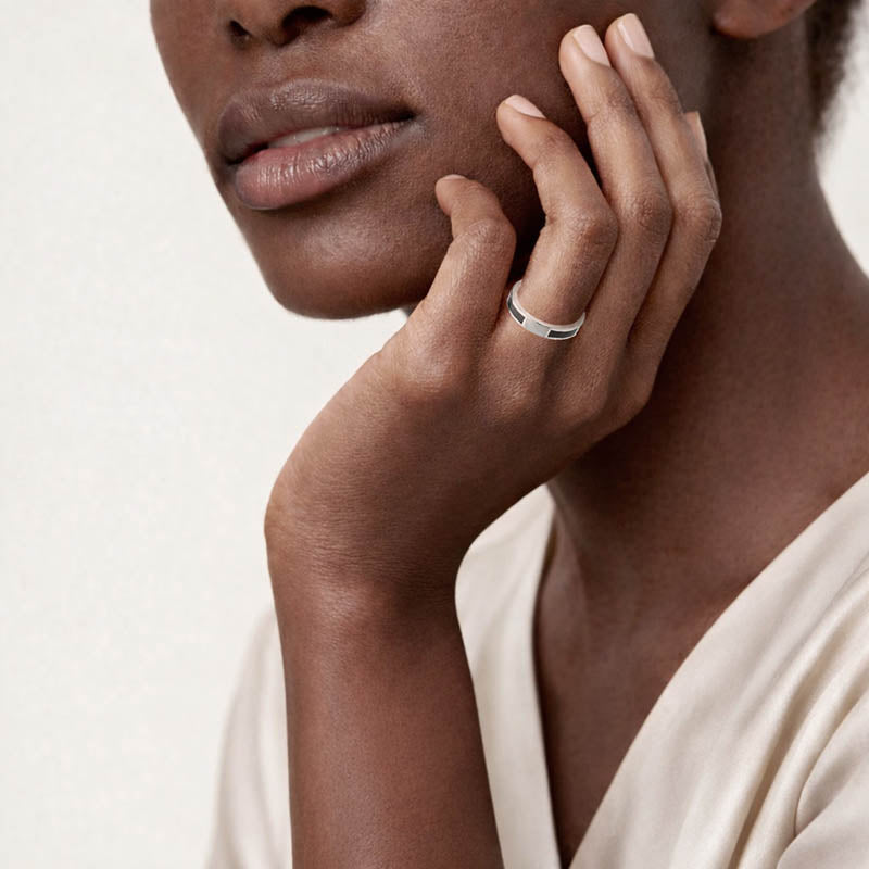 Anel de prata e jacaranda feito artesanalmente com design unico e exclusivo