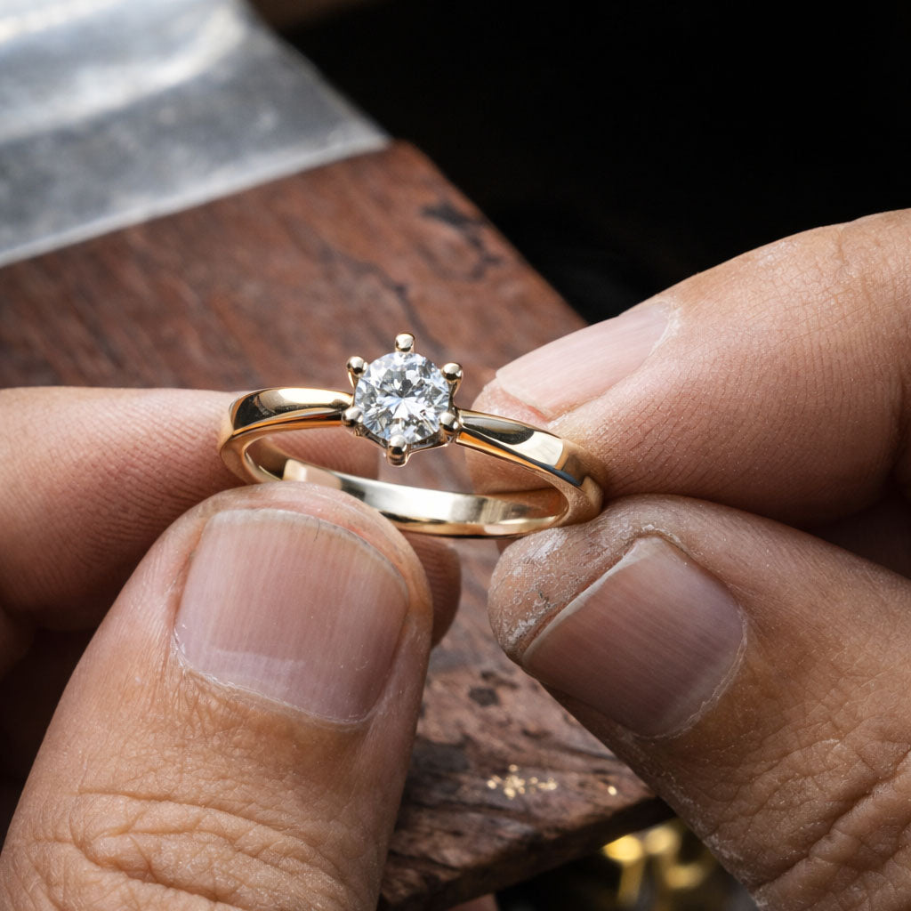 Inspecao final de uma joia autoral exclusiva de alto valor