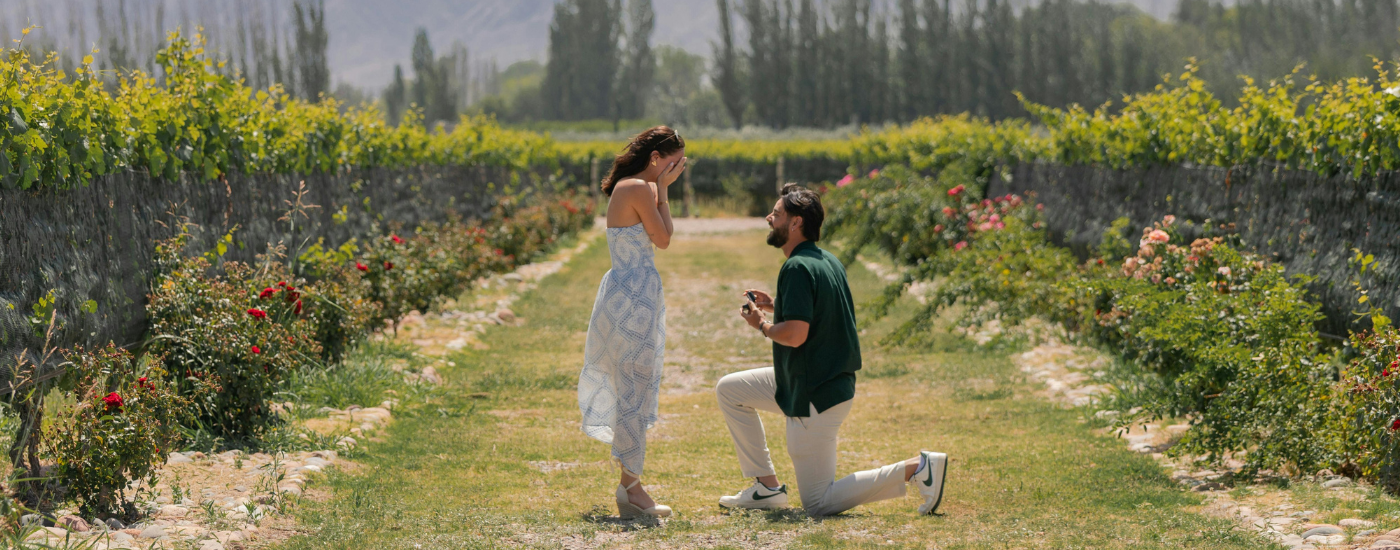Casal Apaixonado homem pedindo em casamento