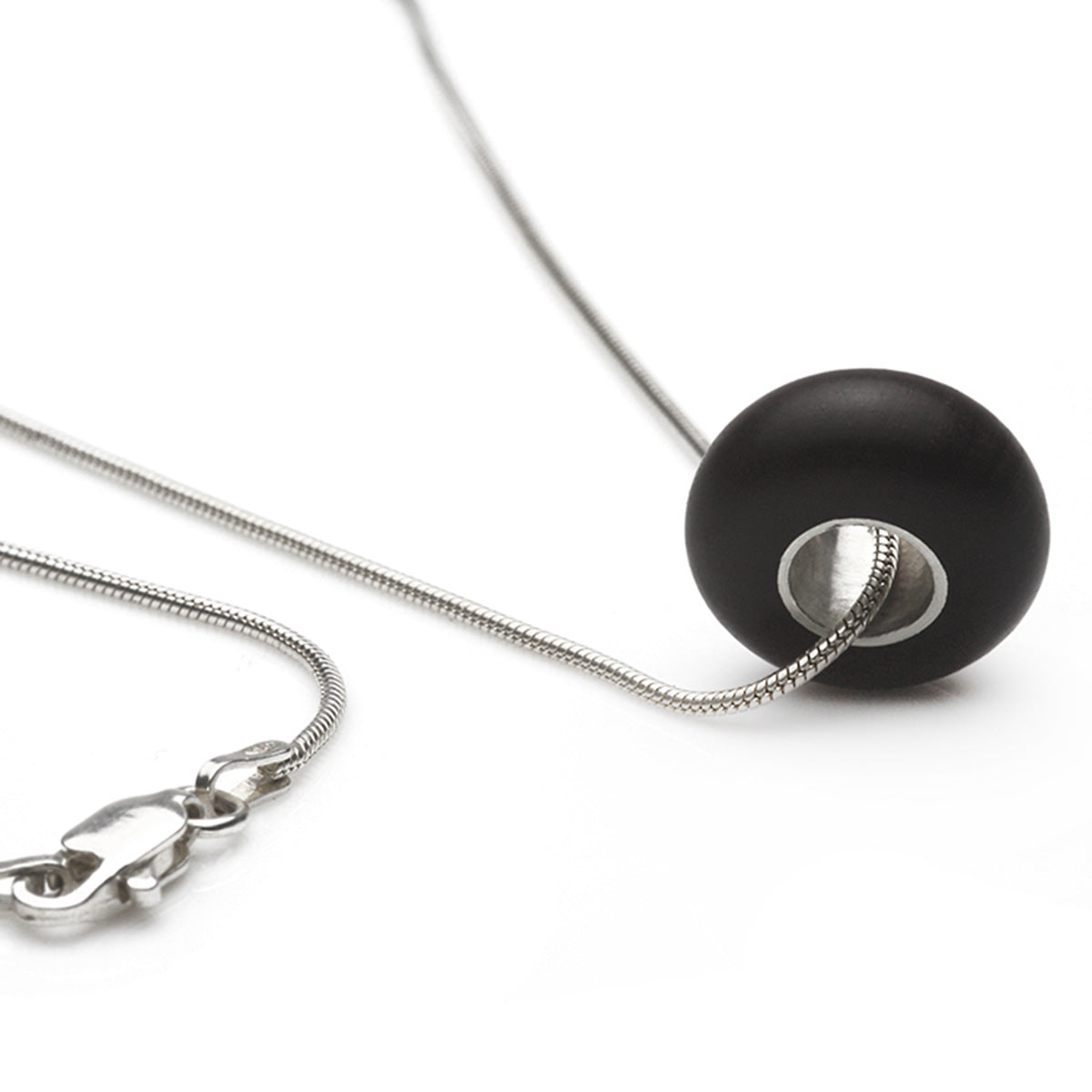 cordao em prata 950 com pingente em madeira inspirado em pneus de aviao
