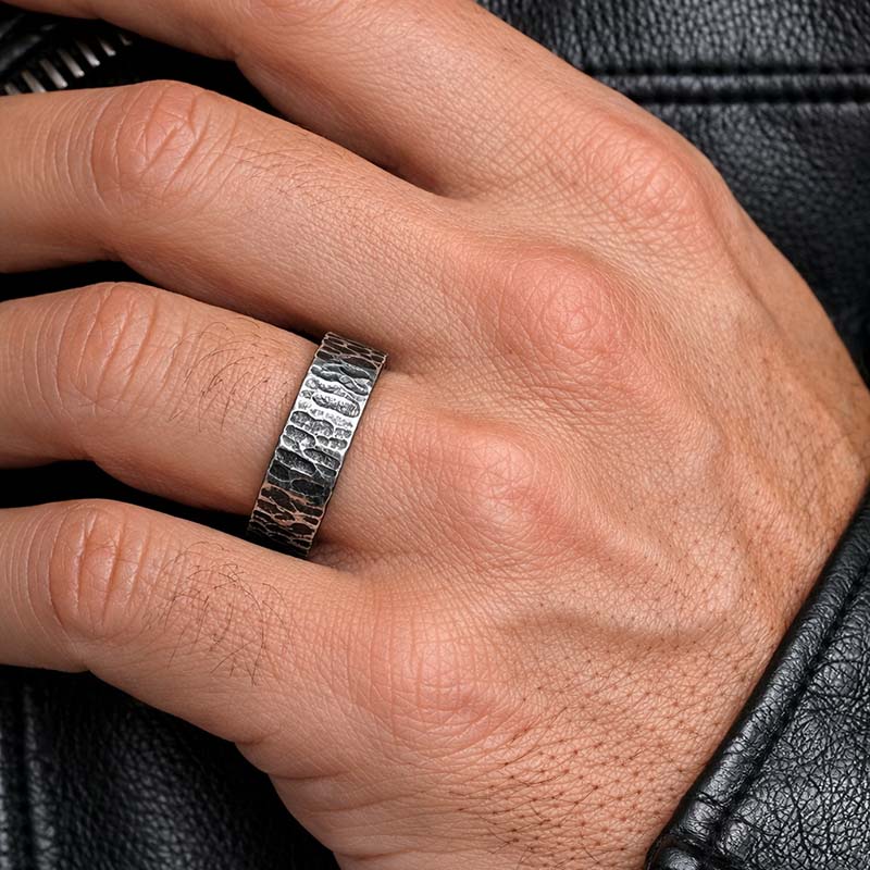 anel de prata 950 martelado luxo artesanal joia premium
