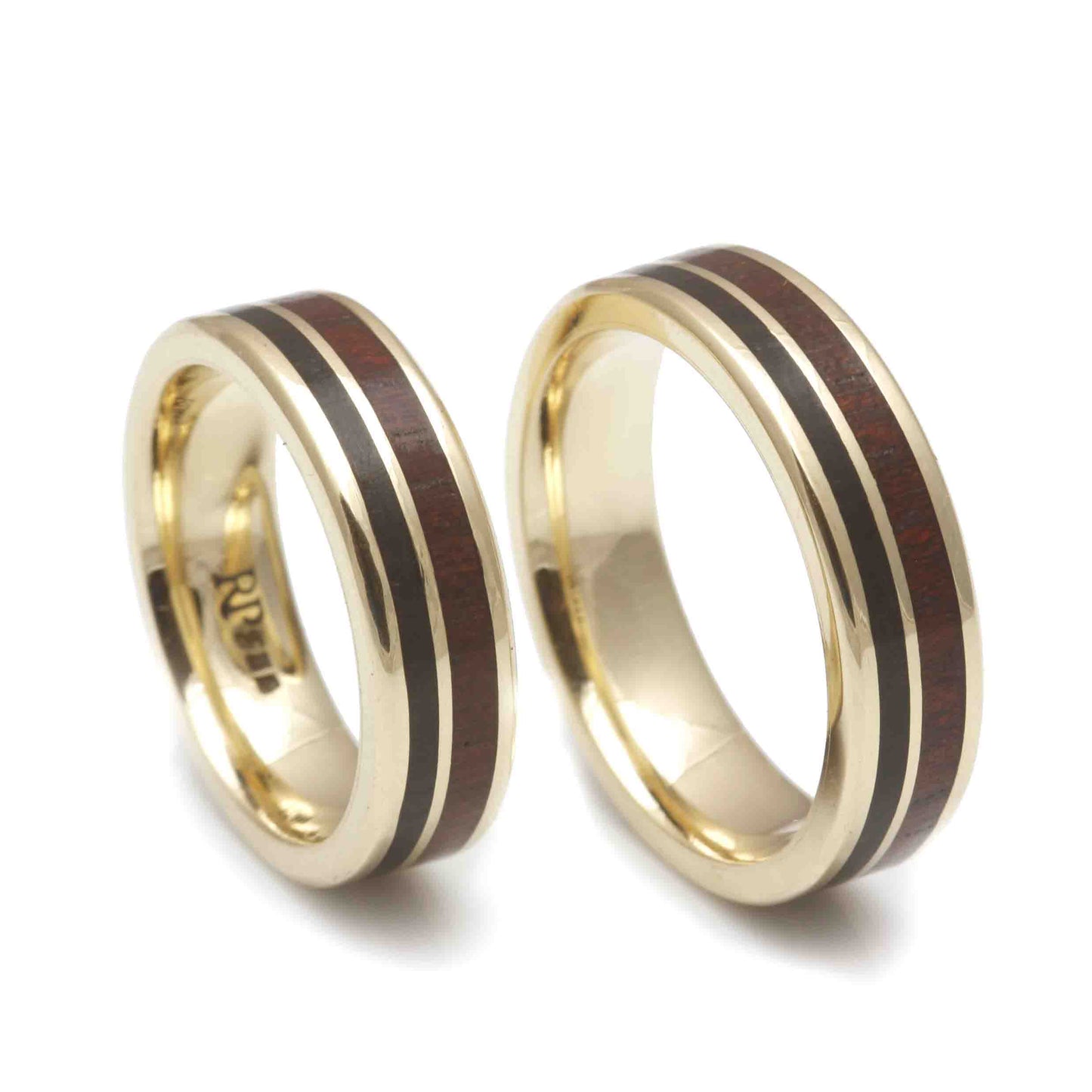 par de aliancas harmonia em ouro 18k com madeiras jacaranda e pau brasil
