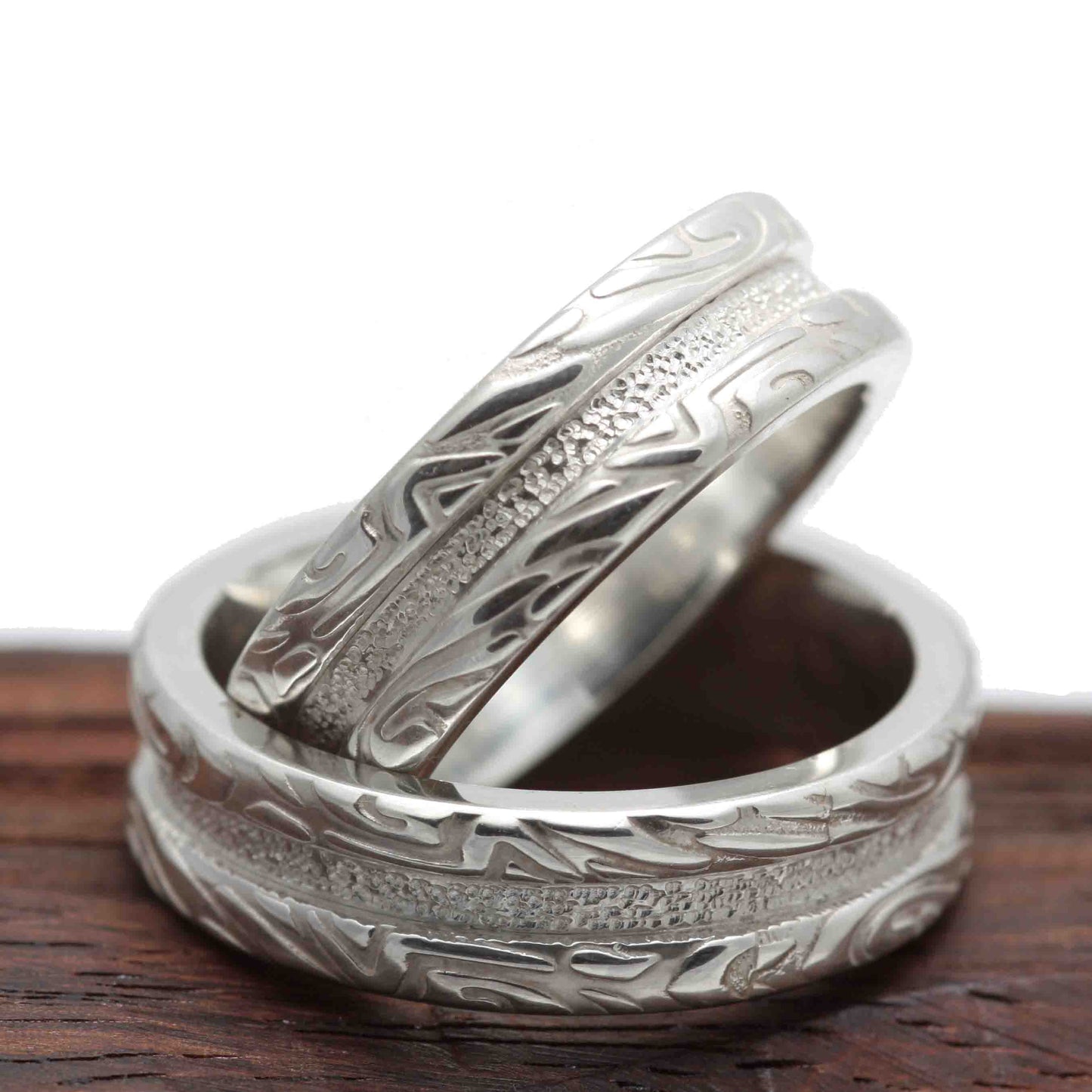 detalhe da textura esculpida nas aliancas em prata 950
