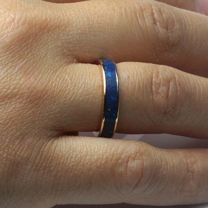 anel ouro 18k com lapis lazuli contraste elegante e sofisticado
