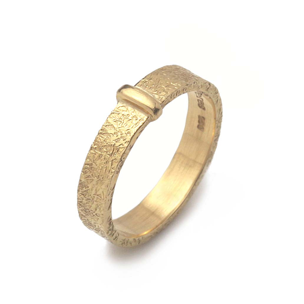 anel outlander em ouro 18k acabamento rustico inspirado na cultura escocesa
