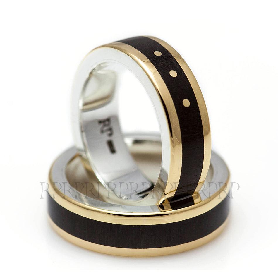 detalhe dos tres pontos em ouro 18k cravados na madeira da alianca feminina

